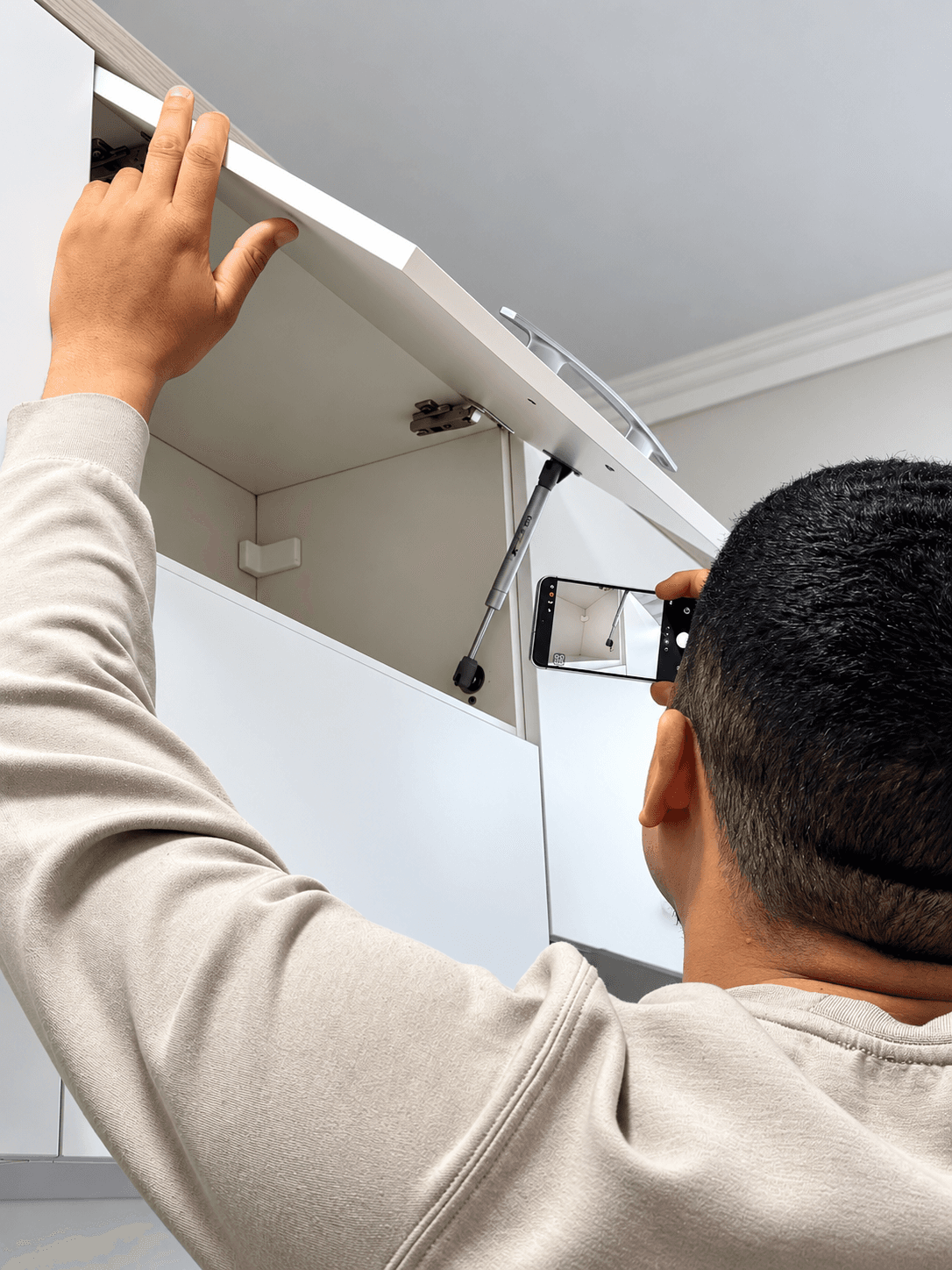 Profissional realizando registro fotográfico das condições do imóvel durante vistoria de locação