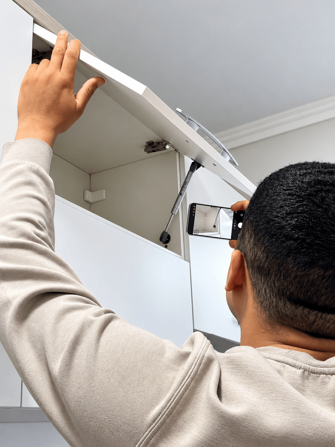 Profissional realizando registro fotográfico das condições do imóvel durante vistoria de locação