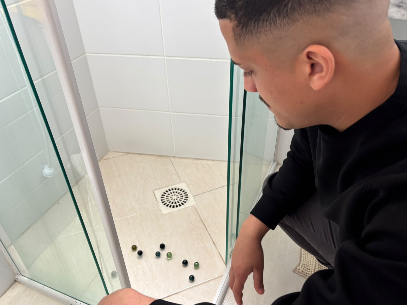 Alex verificando o caimento do piso do box com esferas